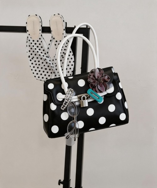 LA VORAGINE(ラ ヴォラジネ)の「ジェリートートバッグjelly bag(トートバッグ・レディース・ブルー/Black/ブラック系・M)」の16枚目の写真