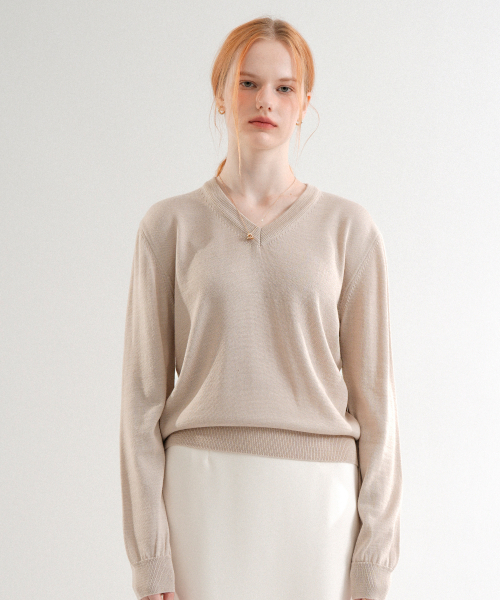VLETI（ブレッティ）の「Premium Anti-filling Wool V-neck Basic Knit (Gray_beige)（ニット/セーター・レディース・グレイッシュベージュ・FREE）」の2枚目の写真