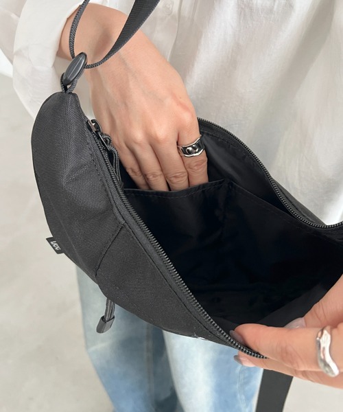 Lee(リー)の「Lee.撥水ポリエステル ラウンドショルダーバッグ.ミニショルダー(ショルダーバッグ・レディース・ブラック×グリーン/ブラック×ブラック/ブラック×ピンク/ブラック×パープル/ブラック×ホワイト・FREE)」の11枚目の写真