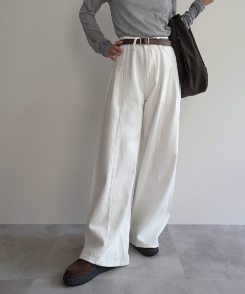 Rashik(ラシク)の「【Rashik】サイドタックワイドデニム(デニムパンツ・レディース・ブルー/ホワイト・S/M)」の2枚目の写真