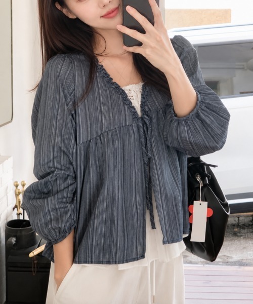 Amulet(アミュレット)の「フリルドッキングストライプブラウス(シャツ/ブラウス・レディース・ネイビー/ブルー・M/L/XL)」の3枚目の写真