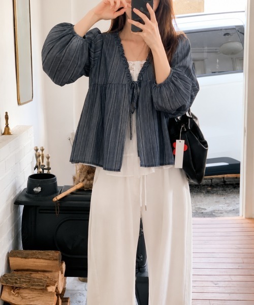 Amulet(アミュレット)の「フリルドッキングストライプブラウス(シャツ/ブラウス・レディース・ネイビー/ブルー・M/L/XL)」の4枚目の写真