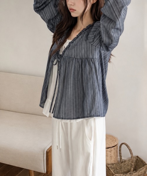Amulet(アミュレット)の「フリルドッキングストライプブラウス(シャツ/ブラウス・レディース・ネイビー/ブルー・M/L/XL)」の5枚目の写真