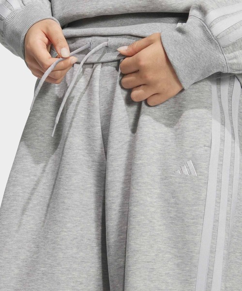 adidas(アディダス)の「エッセンシャルズ プラス スリーストライプ スペーサーニット ルーズフィット ストレート オープンヘム ジョガーパンツ / アディダス adidas(その他パンツ・レディース・グレー・X-LARGE/X-SMALL/XX-LARGE/LARGE/SMALL/MEDIUM)」の3枚目の写真