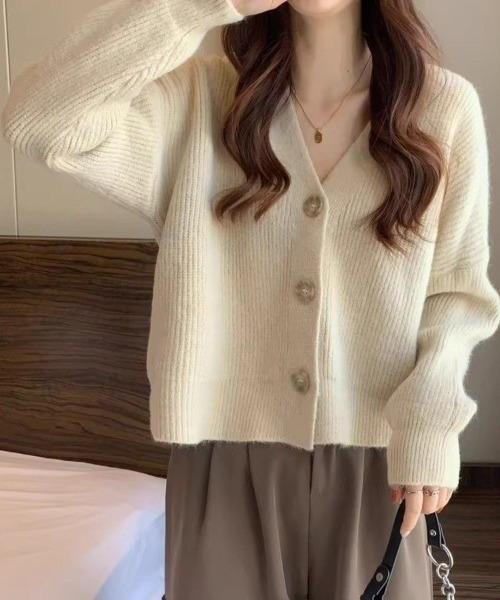 Beststore(ベストストア)の「【6色展開】ふんわりやわらかニットカーディガン シンプルで着回し力抜群!Vネックショート丈カーディガン秋冬(カーディガン/ボレロ・レディース・ブラック/アイボリー/キャメル/ブルー/ベージュ/グリーン・FREE)」の11枚目の写真