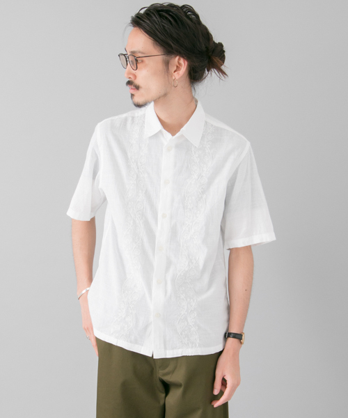 URBAN RESEARCH（アーバンリサーチ）の「UR 刺繍S/Sシャツ（シャツ/ブラウス・メンズ・ブラック/ホワイト/カーキ・LARGE/MEDIUM）」の2枚目の写真