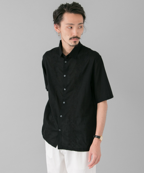 URBAN RESEARCH（アーバンリサーチ）の「UR 刺繍S/Sシャツ（シャツ/ブラウス・メンズ・ブラック/ホワイト/カーキ・LARGE/MEDIUM）」の3枚目の写真