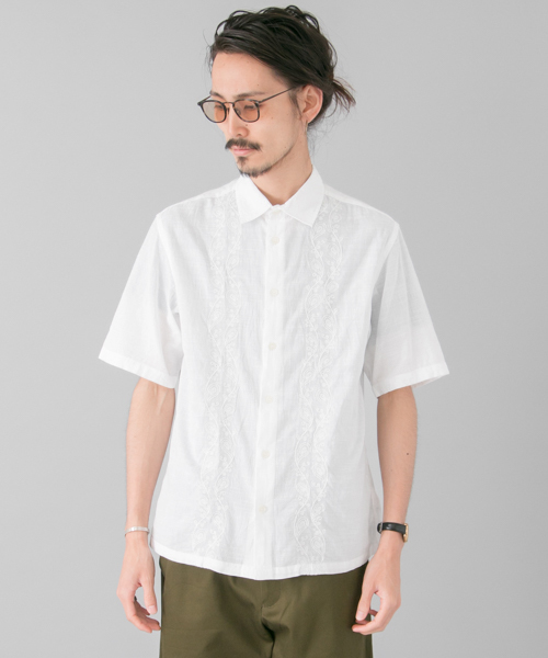 URBAN RESEARCH（アーバンリサーチ）の「UR 刺繍S/Sシャツ（シャツ/ブラウス・メンズ・ブラック/ホワイト/カーキ・LARGE/MEDIUM）」の4枚目の写真