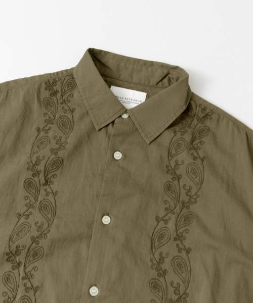 URBAN RESEARCH（アーバンリサーチ）の「UR 刺繍S/Sシャツ（シャツ/ブラウス・メンズ・ブラック/ホワイト/カーキ・LARGE/MEDIUM）」の17枚目の写真