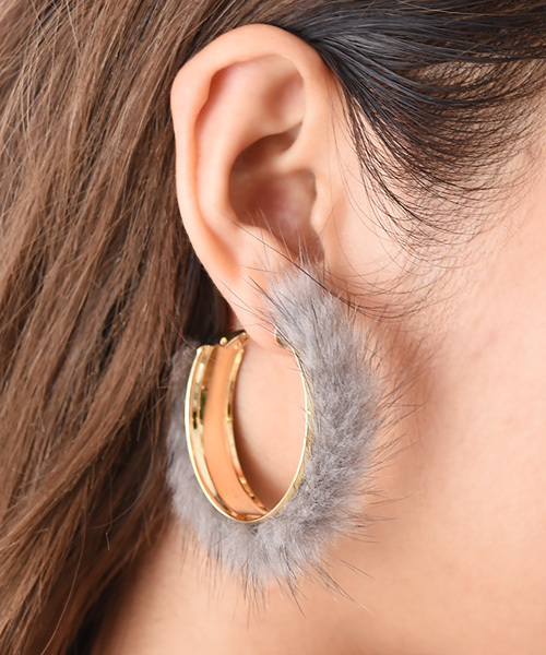 Luz Llena (NEY)（ラズレナニー）の「ミンクファー・フープピアス（ピアス（両耳用）・レディース・ブラック/キャメル/ピンク/オフホワイト/グレー・ﾌﾘ-）」の4枚目の写真