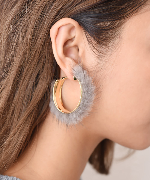 Luz Llena (NEY)（ラズレナニー）の「ミンクファー・フープピアス（ピアス（両耳用）・レディース・ブラック/キャメル/ピンク/オフホワイト/グレー・ﾌﾘ-）」の6枚目の写真