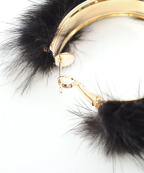 Luz Llena (NEY)（ラズレナニー）の「ミンクファー・フープピアス（ピアス（両耳用）・レディース・ブラック/キャメル/ピンク/オフホワイト/グレー・ﾌﾘ-）」の11枚目の写真