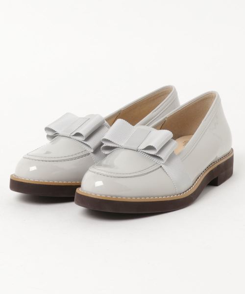 ground green store(グラウンドグリーンストア)の「MK / 694 / ストレッチエナメルリボンローファー(ローファー)」|ライトグレー