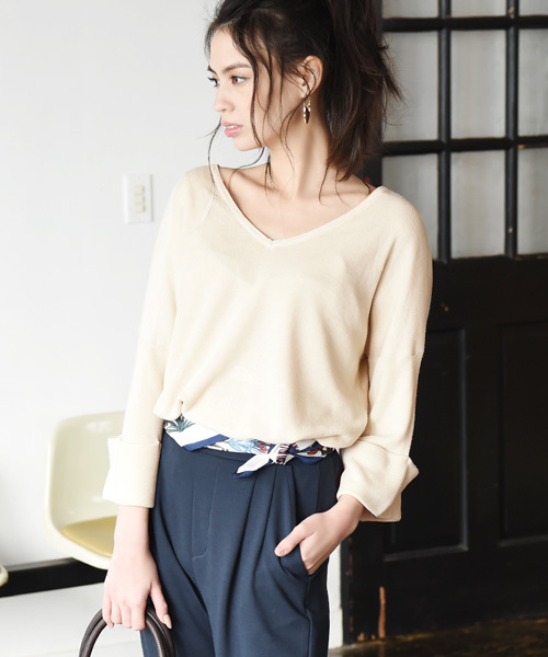 Luz Llena (philter)（ラズレナ　フィルター）の「袖折り返しハイゲージVネックニット（ニット/セーター・レディース・ネイビー/グレー/オフホワイト・MEDIUM）」の2枚目の写真