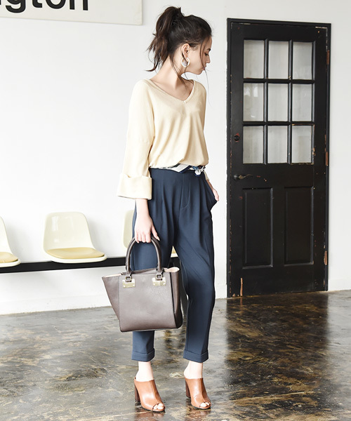 Luz Llena (philter)（ラズレナ　フィルター）の「袖折り返しハイゲージVネックニット（ニット/セーター・レディース・ネイビー/グレー/オフホワイト・MEDIUM）」の7枚目の写真