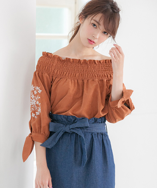 Color(カラー)の「ピーチスキン刺繍オフショルブラウス(シャツ/ブラウス・レディース・チャコールグレー/キャメル・MEDIUM)」の2枚目の写真