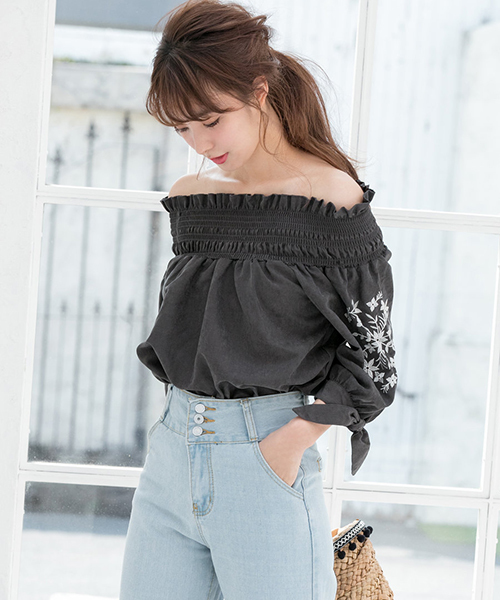 Color(カラー)の「ピーチスキン刺繍オフショルブラウス(シャツ/ブラウス・レディース・チャコールグレー/キャメル・MEDIUM)」の1枚目の写真