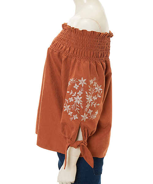 Color(カラー)の「ピーチスキン刺繍オフショルブラウス(シャツ/ブラウス・レディース・チャコールグレー/キャメル・MEDIUM)」の14枚目の写真