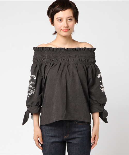 Color(カラー)の「ピーチスキン刺繍オフショルブラウス(シャツ/ブラウス・レディース・チャコールグレー/キャメル・MEDIUM)」の10枚目の写真