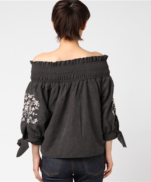 Color(カラー)の「ピーチスキン刺繍オフショルブラウス(シャツ/ブラウス・レディース・チャコールグレー/キャメル・MEDIUM)」の8枚目の写真