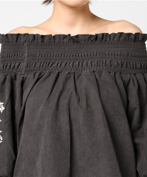 Color(カラー)の「ピーチスキン刺繍オフショルブラウス(シャツ/ブラウス・レディース・チャコールグレー/キャメル・MEDIUM)」の7枚目の写真