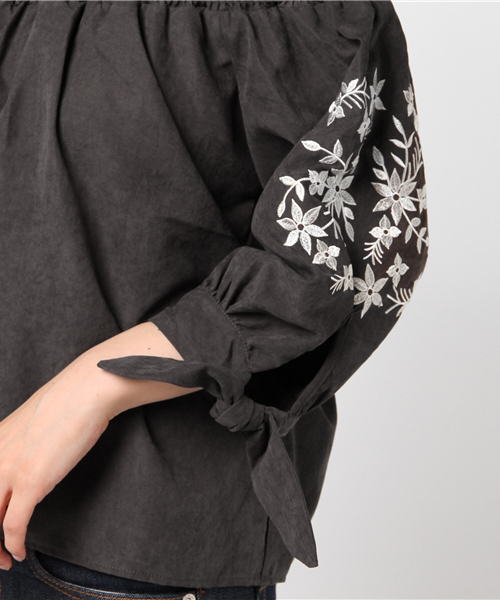 Color(カラー)の「ピーチスキン刺繍オフショルブラウス(シャツ/ブラウス・レディース・チャコールグレー/キャメル・MEDIUM)」の6枚目の写真