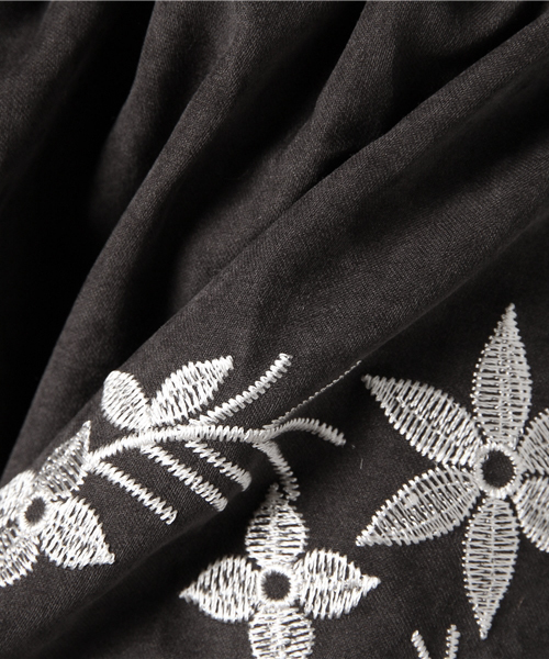 Color(カラー)の「ピーチスキン刺繍オフショルブラウス(シャツ/ブラウス・レディース・チャコールグレー/キャメル・MEDIUM)」の4枚目の写真