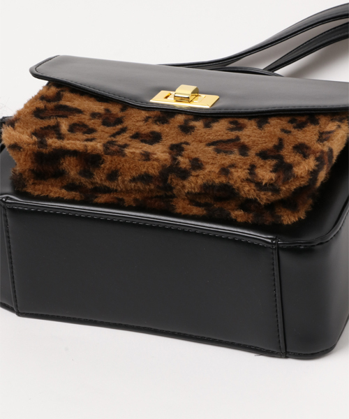 WEGO（ウィゴー）の「WEGO/ファーポンポン付フラップショルダーバッグ（ショルダーバッグ・レディース・ブラック/ワイン/その他1/ブラウン・FREE）」の7枚目の写真