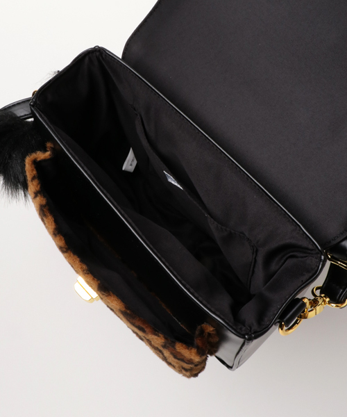 WEGO（ウィゴー）の「WEGO/ファーポンポン付フラップショルダーバッグ（ショルダーバッグ・レディース・ブラック/ワイン/その他1/ブラウン・FREE）」の8枚目の写真