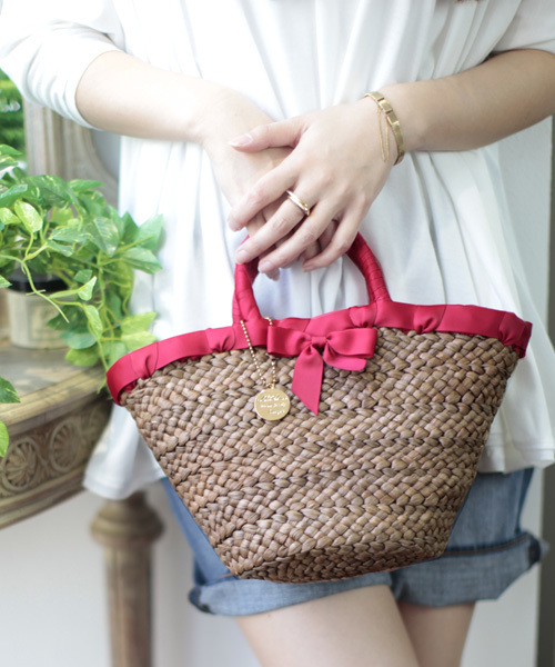 NANO universe(ナノユニバース)の「Laugoa/グログランリボンpetit BAG(かごバッグ・レディース・ブラック/キャメル/レッド・FREE)」の3枚目の写真