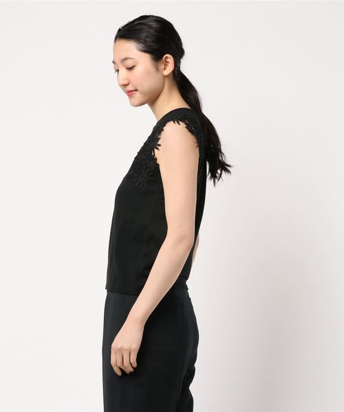 GeeRA(ジーラ)の「袖花柄レースカットソー(Tシャツ/カットソー・レディース・イエロー/オフホワイト/ブラック/ラベンダー・X-LARGE/SMALL/MEDIUM/LARGE)」の5枚目の写真