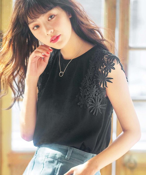 GeeRA(ジーラ)の「袖花柄レースカットソー(Tシャツ/カットソー・レディース・イエロー/オフホワイト/ブラック/ラベンダー・X-LARGE/SMALL/MEDIUM/LARGE)」の3枚目の写真