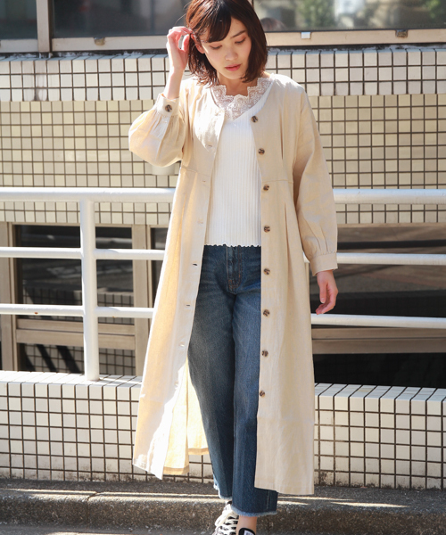 apres jour(アプレジュール)の「Vボタンリネン混ワンピース【ZOZOTOWN限定アイテム】(ワンピース・レディース・ベージュ/ラベンダー・フリー)」の2枚目の写真