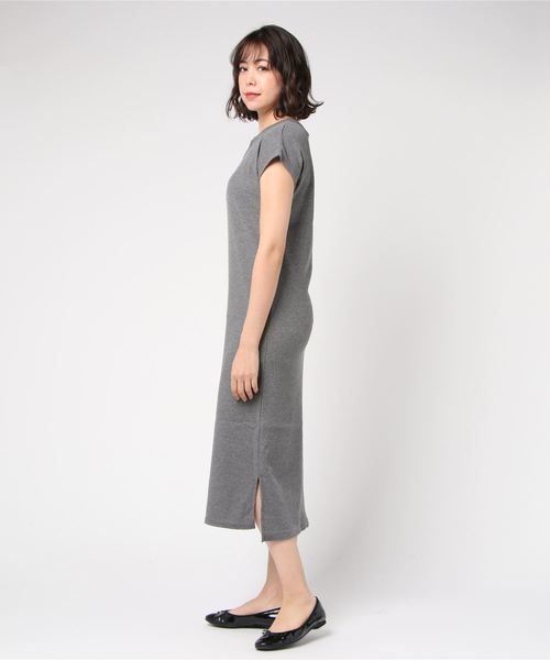 TRUDEA(トルディア)の「ワッフルスリットネックワンピース(ワンピース・レディース・チャコールグレー/ブラック/ネイビー/アイボリー/モカ・MEDIUM)」の6枚目の写真