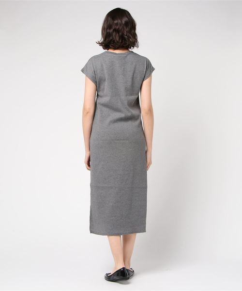TRUDEA(トルディア)の「ワッフルスリットネックワンピース(ワンピース・レディース・チャコールグレー/ブラック/ネイビー/アイボリー/モカ・MEDIUM)」の7枚目の写真