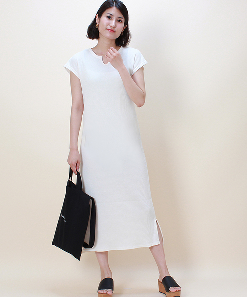 TRUDEA(トルディア)の「ワッフルスリットネックワンピース(ワンピース・レディース・チャコールグレー/ブラック/ネイビー/アイボリー/モカ・MEDIUM)」の2枚目の写真