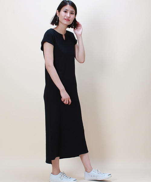 TRUDEA(トルディア)の「ワッフルスリットネックワンピース(ワンピース・レディース・チャコールグレー/ブラック/ネイビー/アイボリー/モカ・MEDIUM)」の3枚目の写真