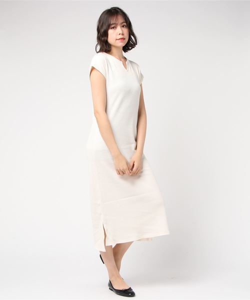 TRUDEA(トルディア)の「ワッフルスリットネックワンピース(ワンピース・レディース・チャコールグレー/ブラック/ネイビー/アイボリー/モカ・MEDIUM)」の8枚目の写真