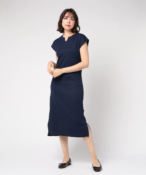 TRUDEA(トルディア)の「ワッフルスリットネックワンピース(ワンピース・レディース・チャコールグレー/ブラック/ネイビー/アイボリー/モカ・MEDIUM)」の10枚目の写真