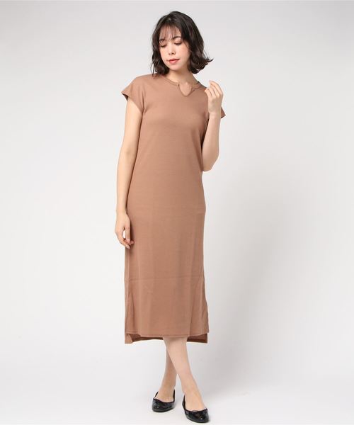 TRUDEA(トルディア)の「ワッフルスリットネックワンピース(ワンピース・レディース・チャコールグレー/ブラック/ネイビー/アイボリー/モカ・MEDIUM)」の11枚目の写真