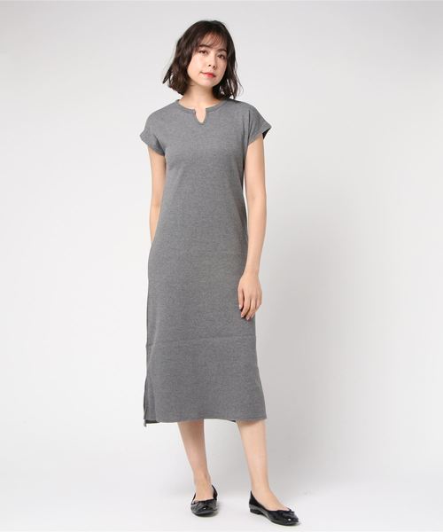 TRUDEA(トルディア)の「ワッフルスリットネックワンピース(ワンピース・レディース・チャコールグレー/ブラック/ネイビー/アイボリー/モカ・MEDIUM)」の12枚目の写真