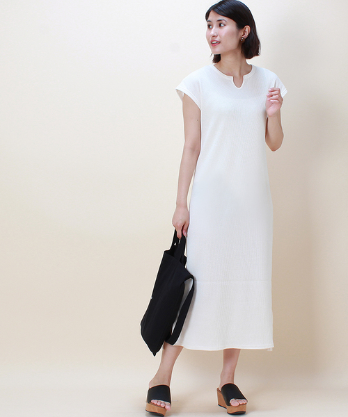 TRUDEA(トルディア)の「ワッフルスリットネックワンピース(ワンピース・レディース・チャコールグレー/ブラック/ネイビー/アイボリー/モカ・MEDIUM)」の13枚目の写真