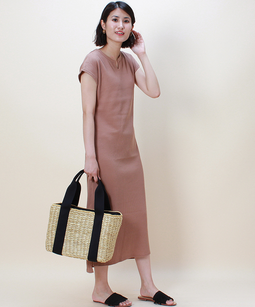 TRUDEA(トルディア)の「ワッフルスリットネックワンピース(ワンピース・レディース・チャコールグレー/ブラック/ネイビー/アイボリー/モカ・MEDIUM)」の15枚目の写真