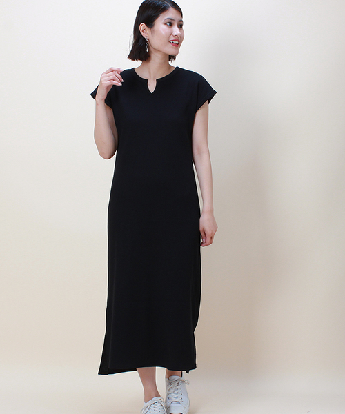TRUDEA(トルディア)の「ワッフルスリットネックワンピース(ワンピース・レディース・チャコールグレー/ブラック/ネイビー/アイボリー/モカ・MEDIUM)」の17枚目の写真