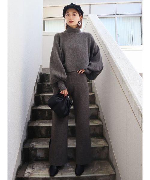 EMODA（エモダ）の「アップネックボリュームスリーブニット（ニット/セーター・レディース・ブラック/ブラウン/グレー/カーキ・FREE）」の17枚目の写真