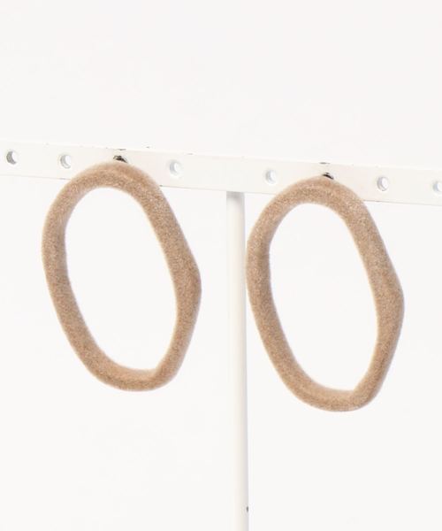 LOWRYS FARM（ローリーズファーム）の「フロッキーヘンケイリングピアス　861876（ピアス（両耳用）・レディース・ブラウン/ベージュ/グリーン・FREE）」の2枚目の写真