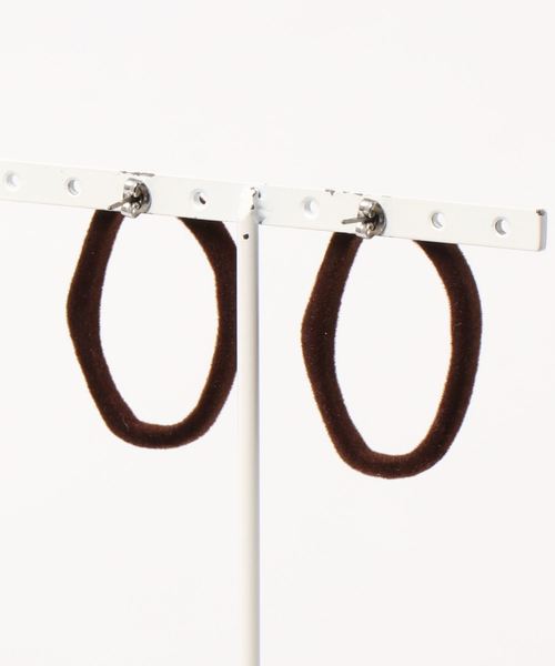 LOWRYS FARM（ローリーズファーム）の「フロッキーヘンケイリングピアス　861876（ピアス（両耳用）・レディース・ブラウン/ベージュ/グリーン・FREE）」の4枚目の写真