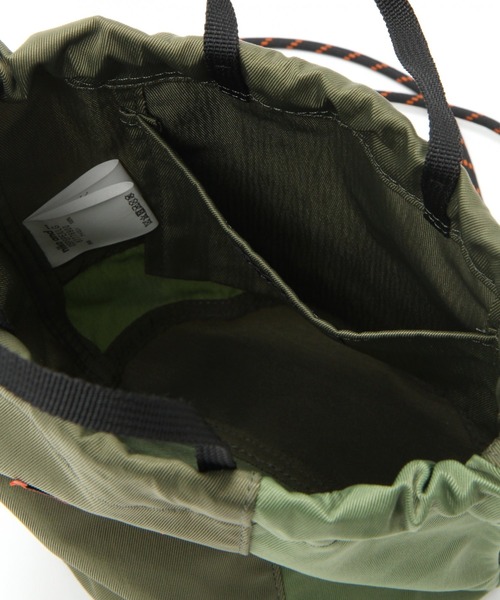 UNIVERSAL OVERALL（ユニバーサルオーバーオール）の「【菅田将暉さん着用アイテム】【UNIVERSAL OVERALL(ユニバーサル オーバーオール)】別注ナイロンツイル巾着ポーチ（ショルダーバッグ・メンズ・ブラック/ベージュ/カーキ・0）」の6枚目の写真