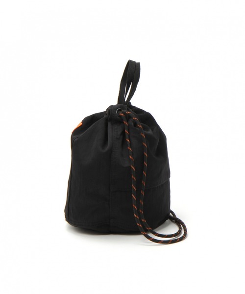 UNIVERSAL OVERALL（ユニバーサルオーバーオール）の「【菅田将暉さん着用アイテム】【UNIVERSAL OVERALL(ユニバーサル オーバーオール)】別注ナイロンツイル巾着ポーチ（ショルダーバッグ・メンズ・ブラック/ベージュ/カーキ・0）」の7枚目の写真