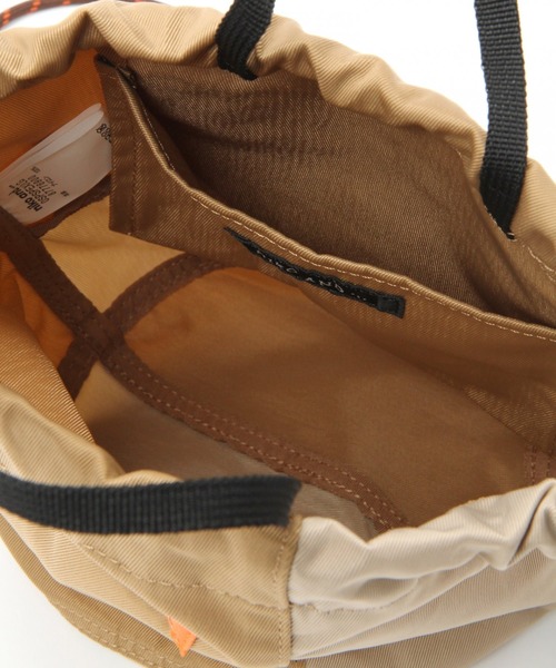 UNIVERSAL OVERALL（ユニバーサルオーバーオール）の「【菅田将暉さん着用アイテム】【UNIVERSAL OVERALL(ユニバーサル オーバーオール)】別注ナイロンツイル巾着ポーチ（ショルダーバッグ・メンズ・ブラック/ベージュ/カーキ・0）」の4枚目の写真